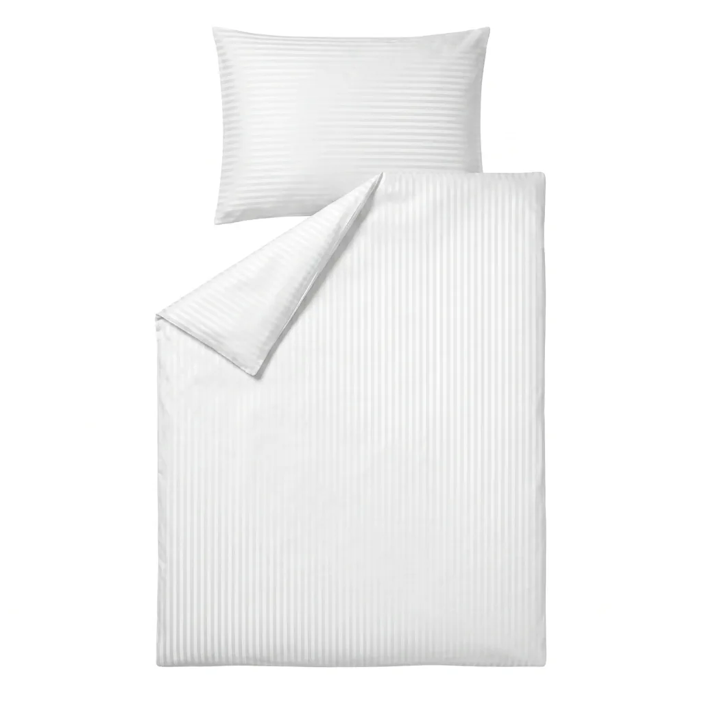 Felülnézeti kép egy kiteregetett fehér, 1 cm-es csíkozású szállodai damaszt szatén ágyneműhuzat garnitúráról. A szett tartalmaz egy 140x200 cm-es paplanhuzatot és egy 70x90 cm-es párnahuzatot, borítéknyílásos kivitelben, kevertszálas anyagból.